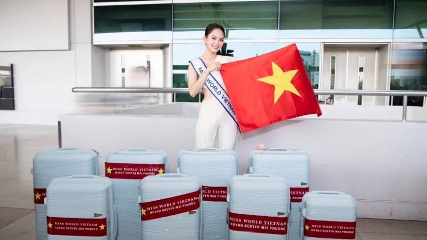 Mai Phuong departs for Miss World pageant in India